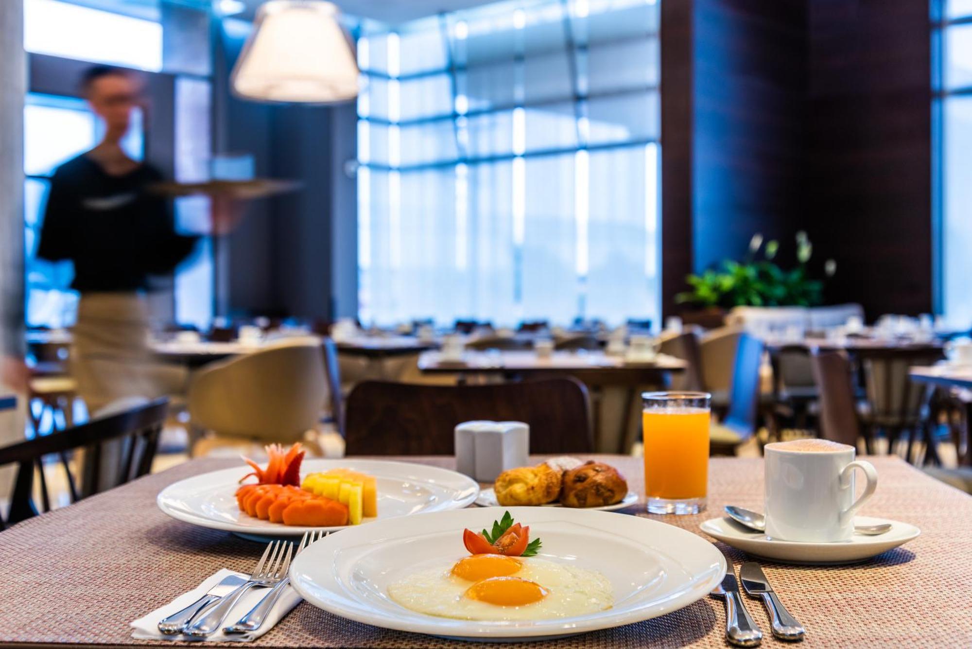Hilton Doubletree Bogota Salitre Ar Hotel Exterior photo A continental breakfast