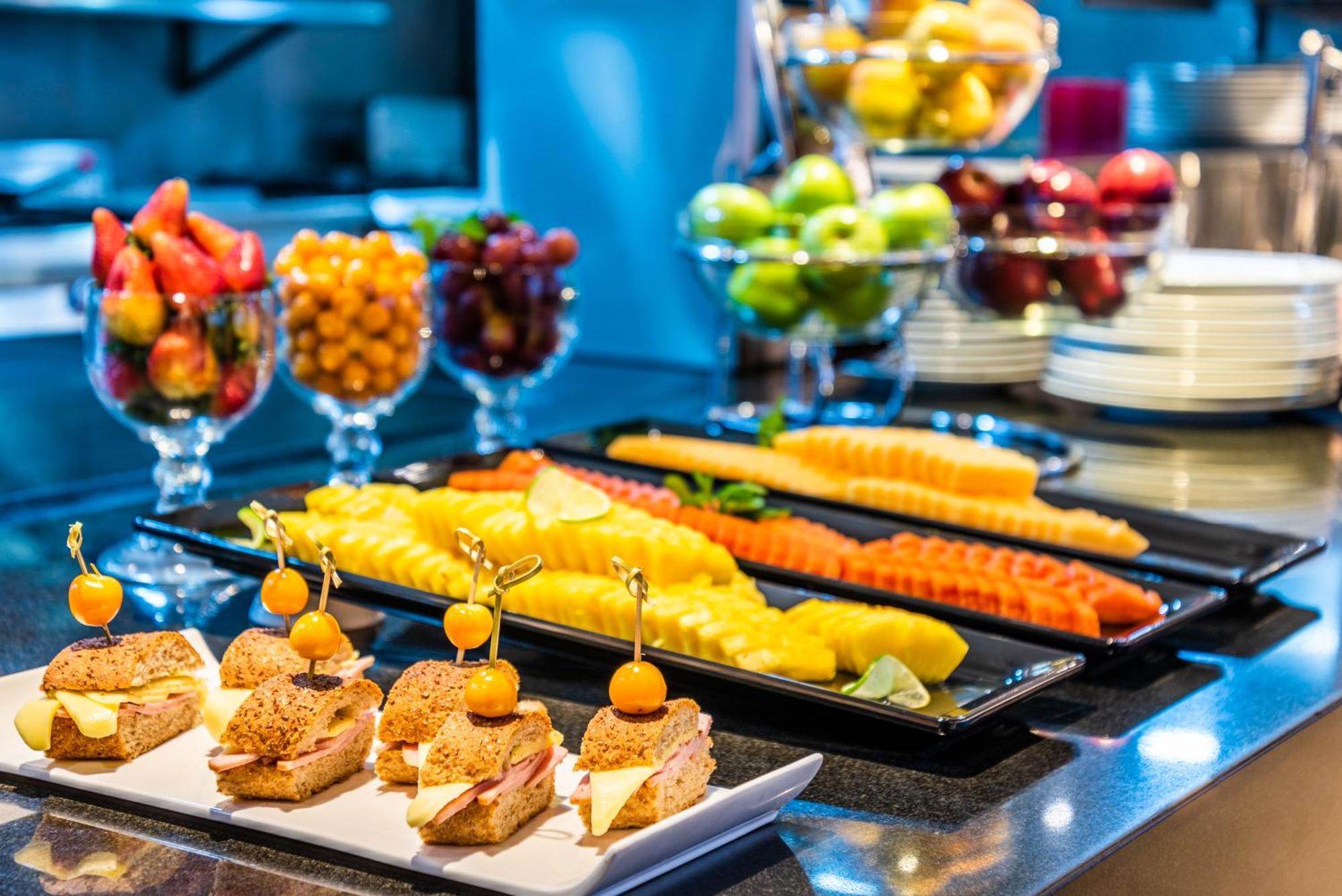 Hilton Doubletree Bogota Salitre Ar Hotel Exterior photo A buffet